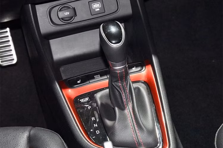 Động cơ Hyundai Celesta là 1,6 lít sẽ đi với hộp số sàn 6 cấp hoặc tự động 6 cấp. Trong khi đó, động cơ 1,4 lít lại đồng hành với hộp số tự động ly hợp kép 7 cấp, tiêu thụ lượng xăng trung bình chỉ 5,3 lít/100 km.