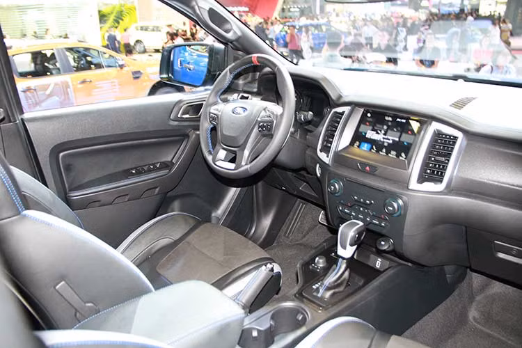 Bên trong, Ford Ranger Raptor được thiết kế với mầu sắc tối, mọt số chi tiết nhấn nhá "sẹc tông" với ngoại thất, các trang bị tiện nghi như ghế tích hợp sưởi, vô-lăng bọc da, điều hòa tự động màn hình cảm ứng 8-inch tích hợp hệ thống SYNC 3, định vị dẫn đường vệ tinh...