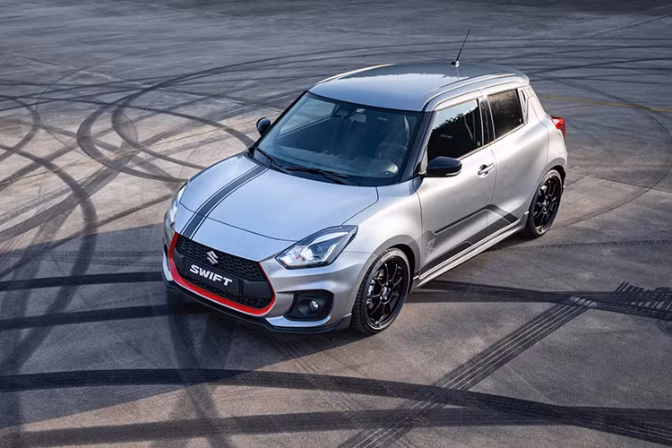 Ngoại thất khác biệt hơn so với các phiên bản Suzuki Swift Sport thông thường với đường sọc kéo dài từ đầu xe ra phía sau, phần cản trước ngay vị trí mép viền lưới tản nhiệt mang màu đỏ nổi bật cho phần đầu xe. 