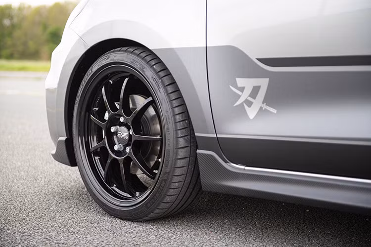 Trong khi mẫu khi Suzuki Swift Sport thông thường chỉ dùng mâm 17 inch. Cuối cùng, Suzuki chỉ cung cấp 02 màu sơn cho Suzuki Swift Sport Katana mới bao gồm Xám (Premium Silver metallic) và Đen (Super Black Pearl).