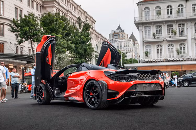 Mức giá xe McLaren 765LT Spider khi mới được đưa về Việt Nam theo chính hãng hé lộ là từ 29,3 tỷ đồng, đây là mức giá chưa bao gồm các tùy chọn thêm của khách hàng và tất nhiên là chưa tính chi phí lăn bánh cho xe.