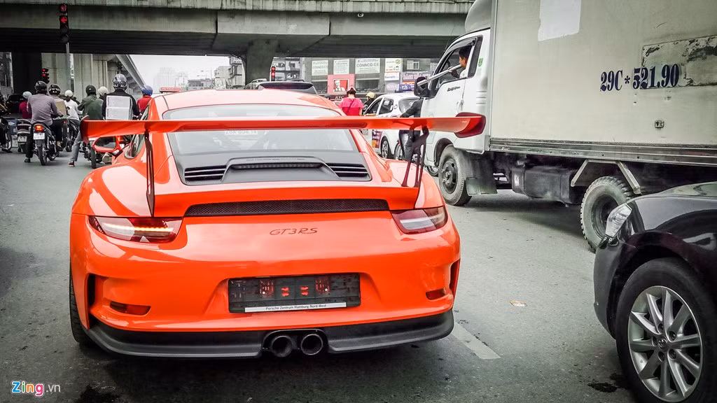 Động cơ trên 911 GT3 RS chính là loại phun nhiên liệu trực tiếp dung tích lớn nhất và mạnh nhất của gia đình 911. Siêu xe này có khả năng tăng tốc 0-100 km/h trong 3,3 giây, đạt tốc độ 200 km/h trong 10,9 giây.