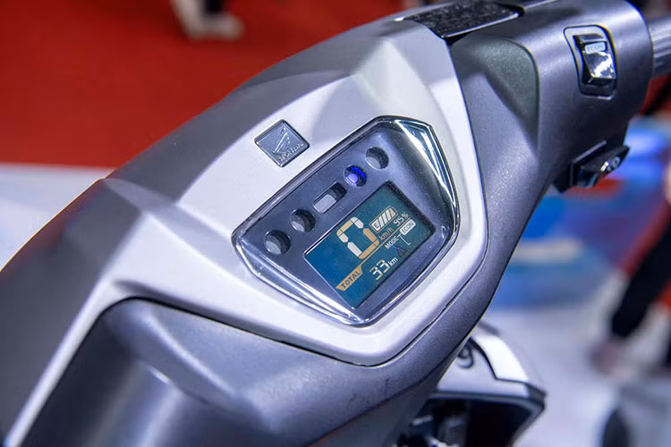 Chiều cao yên của xe máy điện Honda ICON e: 2025 là 742 mm được tối ưu cho vóc dáng người Việt, đặc biệt phù hợp với đối tượng người dùng trẻ tuổi hoặc nữ giới. Toàn bộ hệ thống chiếu sáng trên ICON e là đèn LED, đi kèm màn hình LCD hiển thị tốc độ, quãng đường và tình trạng pin.