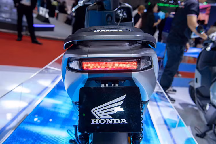 Về an toàn, mẫu xe máy điện mới của Honda Việt Nam được trang bị hệ thống phanh CBS (phanh kết hợp), giúp phân bổ lực phanh đều cho cả hai bánh. Ngoài ra, xe còn có khóa cơ đa chức năng: khóa điện, khóa cổ và khóa từ.