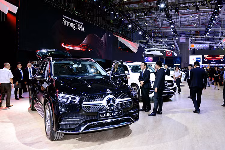 Đặc biệt, GLE là mẫu xe đầu tiên Mercedes-Benz tại Việt Nam được trang bị giao diện MBUX (Mercedes-Benz User Experience) thông qua màn hình cảm ứng 12,3 inch, điều khiển bằng giọng nói. Xe được trang bị gói nội thất EXCLUSIVE lịch lãm. Tay lái được bọc da Nappa, tích hợp 2 nút điều khiển cảm ứng trên tay lái (Touch Control Buttons), tính năng Ga tự động (Cruise Control) và Giới hạn tốc độ (Speed Limit). Xe được ốp gỗ Sồi Anthracite vân nổi màu xám nâu cực kỳ tinh xảo.