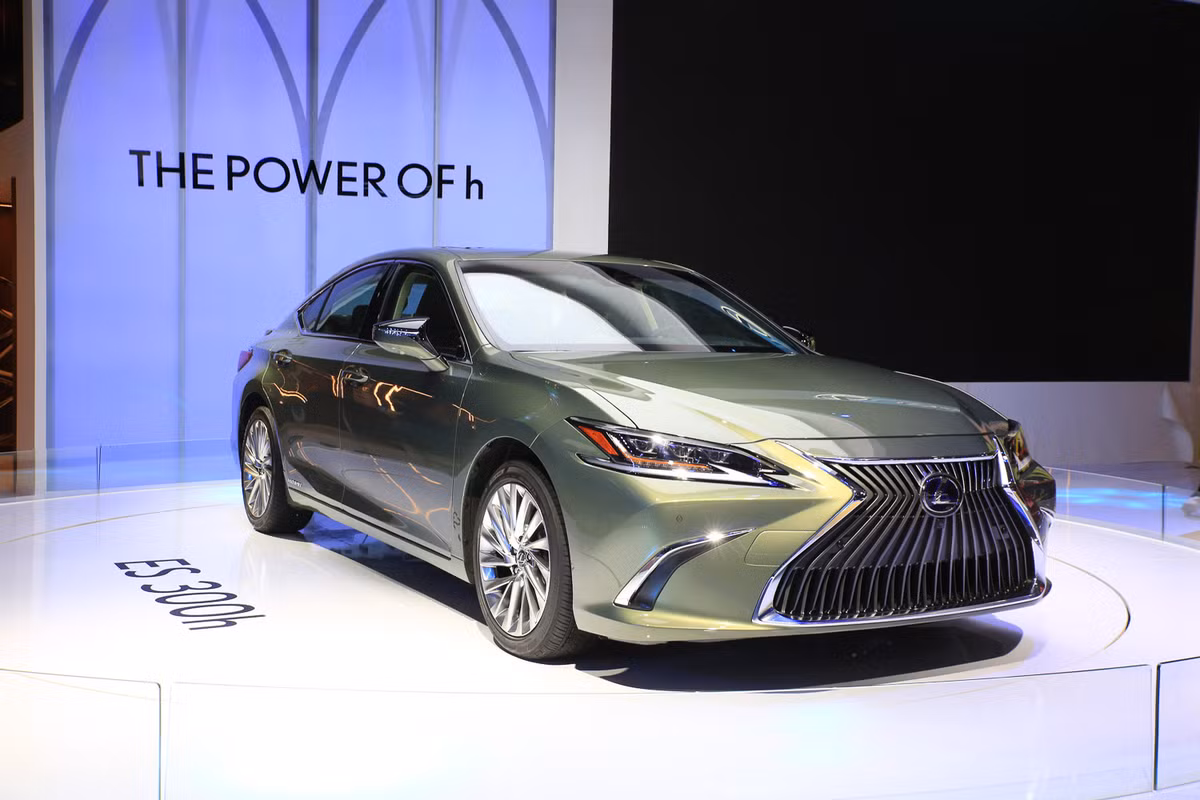 Nhờ vào động cơ Hybrid cải tiến, mẫu xe ES lần này sở hữu khả năng vận hành vượt trội, tiết kiệm nhiên liệu tối ưu cũng như phát thải tối thiểu ra môi trường trong các dòng xe Sedan cỡ trung, và đặc biệt loại bỏ hoàn toàn cảm giác hiệu ứng dây thun (độ trễ phản ứng của động cơ sau khi nhấn chân ga). Hệ thống Hybrid cải tiến kết hợp với động cơ xăng động cơ xăng 2.5 lít, 4 xy-lanh mang tới cảm giác lái thú vị, phấn khích.