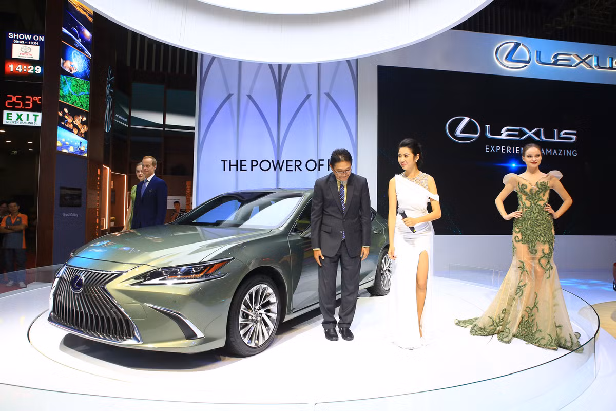 Gian trưng bày xe sang Lexus Việt Nam tại Triển lãm Ô tô Việt Nam 2018 tiếp tục sử dụng thiết kế theo định hướng và tiêu chuẩn của Lexus toàn cầu, phong cách sang trọng và đẳng cấp này từng được áp dụng tại các sự kiện triển lãm ôtô hàng đầu thế giới trong thời gian gần đây.