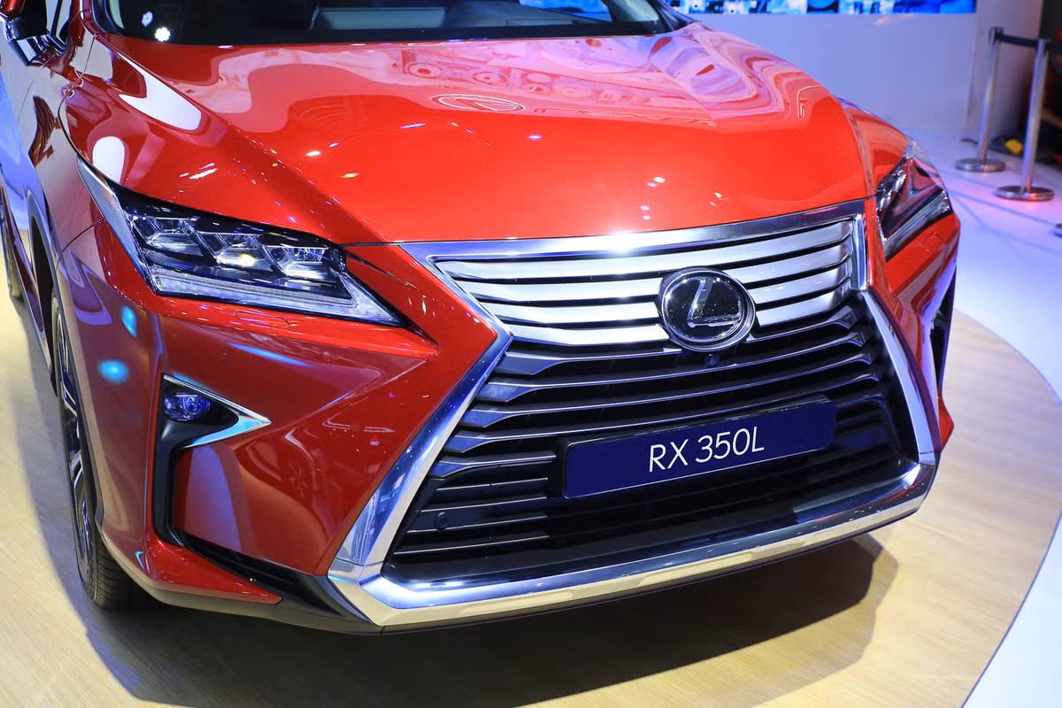 Đồng thời, tại không gian trưng bày chi tiết sản phẩm, Lexus giới thiệu những câu chuyện truyền cảm hứng tới khách hàng như chi tiết lưới tản nhiệt hình con suốt đặc trưng trên dòng xe Lexus hay những màu sơn ngoại thất và chi tiết da nội thất độc đáo.