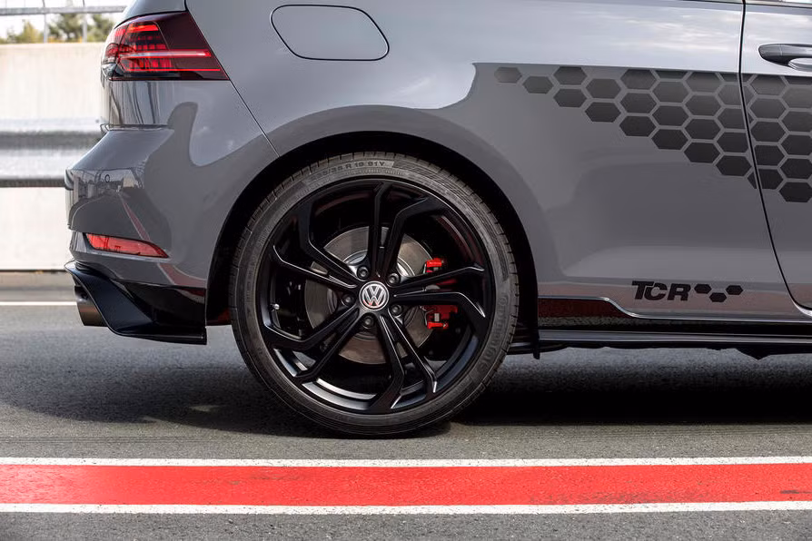 Cả vô-lăng vát đáy lẫn cần số của mẫu hatchback thể thao Volkswagen Golf GTI TCR mới này cũng đều có vạch căn màu đỏ nằm ở vị trí 12 giờ theo phong cách xe đua. Ngay khi mở cửa xe, người lái sẽ được chào đón bởi đèn chiếu sáng với logo TCR xuống nền đường.