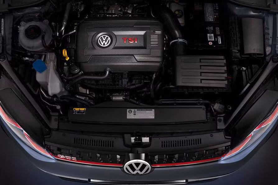 Với hệ động lực này, mẫu xe hatchback thể thao Volkswagen chỉ mất 5,6 giây để tăng tốc từ 0-100km/h và tốc độ tối đa từ 250km/h. Ngoài động cơ, Golf GTI TCR còn có khóa vi sai cầu trước và đĩa phanh tản nhiệt mới.