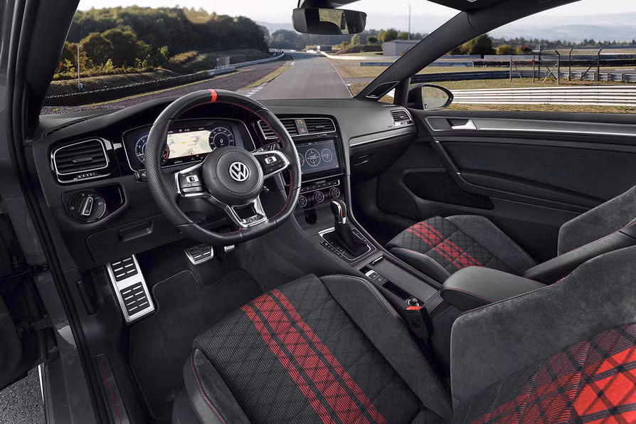 Giống như những "người anh em" GTI bình thường, Volkswagen Golf GTI TCR tiếp tục được trang bị động cơ xăng 4 xi-lanh thẳng hàng 2.0l tăng áp nhưng được tăng lên thành 286 mã lực và mô-men xoắn đạt 370Nm. Toàn bộ nguồn sức mạnh này được truyền tới cầu trước thông qua khóa vi sai và hộp số ly hợp kép 7 cấp.