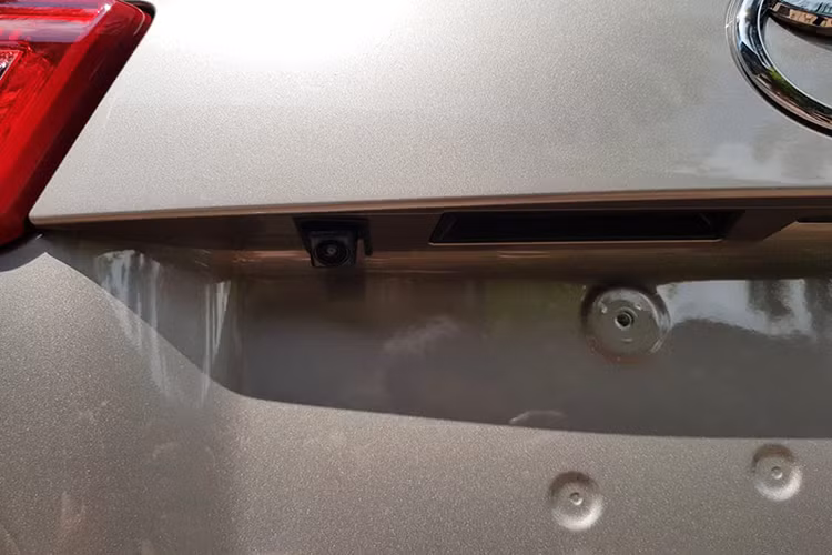 Những nâng cấp trên phiên bản E có thể kể đến như bổ sung camera lùi, hệ thống giải trí Display Audio, 6 cảm biến hỗ trợ đỗ xe. Xe sẽ có thêm 1 số tính năng an toàn mới, chưa phải là gói công nghệ an toàn Toyota Safety Sense như các sản phẩm mới của Toyota Việt Nam trong giai đoạn gần đây nhưng hứa hẹn sẽ có phần thực dụng hơn trước đây.