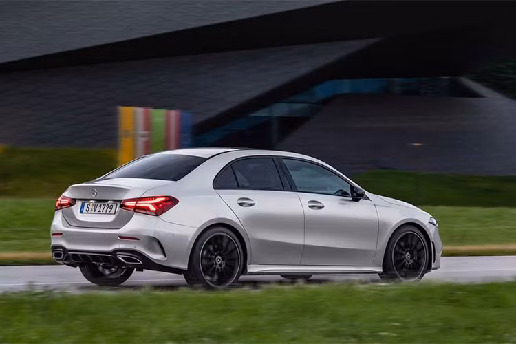 A-Class sedan ra mắt tại Mỹ với 2 cấu hình đầu tiên là A220 và A220 4Matic. Cả hai phiên bản đều sử dụng động cơ inline tăng áp 2.0 L, cho công suất 188 mã lực và 300 Nm. Đi cùng là hộp số kép 7 cấp. Phiên bản này mạnh hơn bản hatchback A-Class (161 mã lực và 250 Nm).