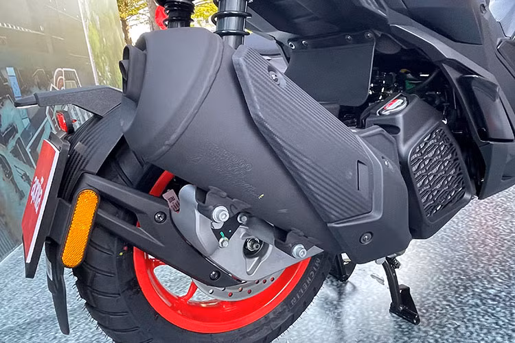 Hệ thống phanh sử dụng đĩa trước 260mm hình cánh hoa với ưu điểm về trọng lượng nhẹ hơn và có khả năng tản nhiệt tốt hơn, đĩa sau kích thước 220mm đi kèm chống bó cứng ABS 1 kênh. Ngoài ra xe còn nổi bật với khoảng sáng gầm xe tối thiểu 175mm, một con số ấn tượng chưa từng có đối với phân khúc xe tay ga GT compact truyền thống.