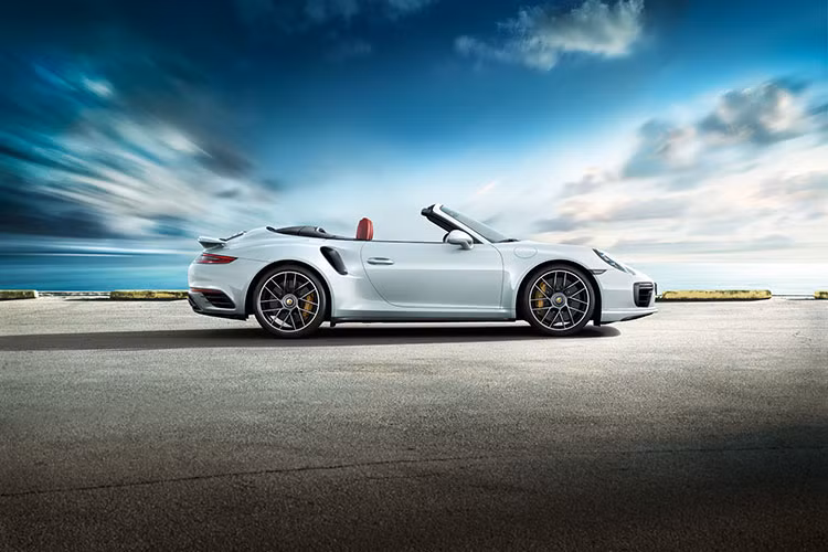 Phiên bản 911 Turbo và 911 Turbo S được trang bị công suất mạnh hơn 20 mã lực (15 kW) nhờ cửa nạp được cải tiến ở đầu xy-lanh, các kim phun mới và áp suất nhiên liệu cao hơn.