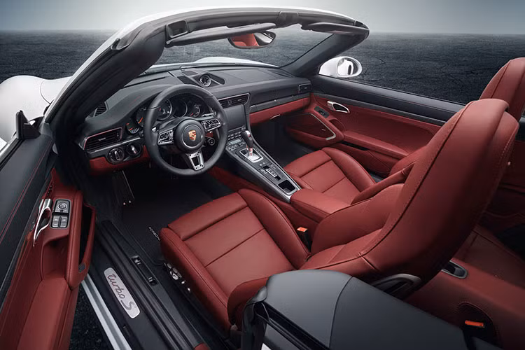 Ngoài ra, một trang bị tuỳ chọn mới, cho phép lần đầu tiên trên bản Carrera S là hệ thống lái bánh sau, nghĩa là chiếc xe có cả 4 bánh tham gia việc chuyển hướng lái.
