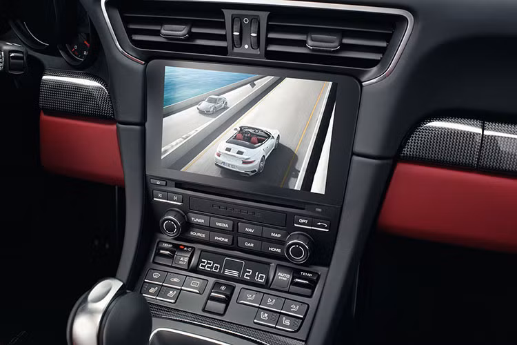 Porsche 911 Turbo và Turbo S cũng được bổ sung hệ thống thông tin giải trí mới phát triển mang tên Porsche Communication Management (PCM). Tiếp đến là hệ thống âm thanh Bose tiêu chuẩn và Burmester tùy chọn.