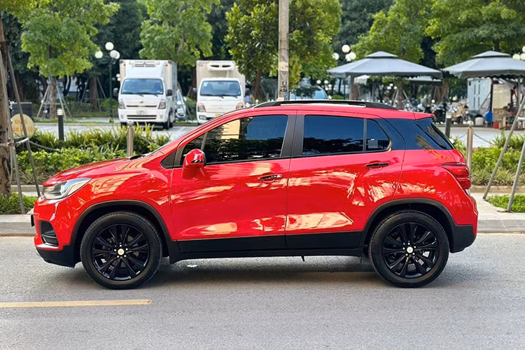 Giá xe Chevrolet Trax cũ có ưu thế đáng kể trên thị trường xe cũ khi đặt cạnh hai đối thủ là Ford EcoSport và Hyundai Kona. Tầm tiền này, người mua chỉ có thể lựa chọn EcoSport 2015-2017 (dao động 320-360 triệu). Với EcoSport đời 2018 ngoại hình đẹp hơn, khoang lái hiện đại và nhiều tiện nghi hơn, người dùng phải bỏ ra khoảng 450 triệu trở lên.