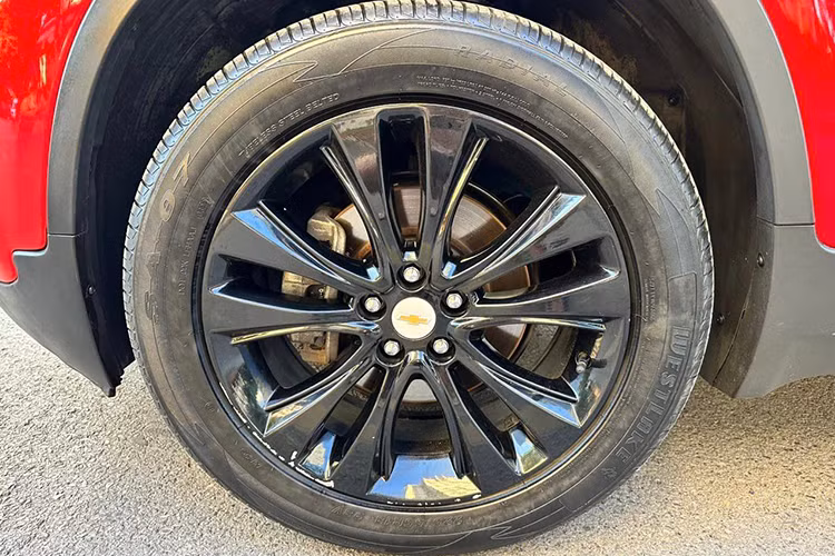 So sánh với mẫu xe đồng hương là Ford EcoSport, Chevrolet Trax có ngoại hình tương đồng. Điểm khác biệt là Trax không có lốp dự phòng treo phía sau. Đèn pha là dạng thấu kính, có tính thẩm mỹ cao.