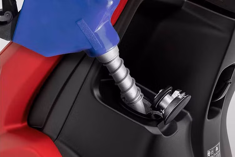Bình xăng của xe có dung tích 4,2 lít và được bọc thép bảo vệ rất chắc chắn. Khoảng thoáng gầm xe ở mức 135mm, khá thoải mái. Yên xe có thiết kế dày dặn, hứa hẹn sẽ mang lại cảm giác ngồi êm ái và thoải mái cho người dùng. Cốp xe khá rộng, đủ đựng hai mũ bảo hiểm nửa đầu.