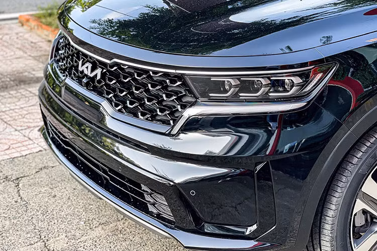 Logo mới của Kia Sorento 2023 tại Việt Nam được thiết kế lại rõ ràng đem đến một diện mạo hoàn toàn khác cho các mẫu xe của hãng Kia, mặc dù chỉ đơn giản là các chi tiết thể hiện hình ảnh thương hiệu. Nhiều người đánh giá sau khi chuyển sang logo mới, chiếc Kia Sorento sẽ trở nên đẹp mắt và sang trọng hơn.