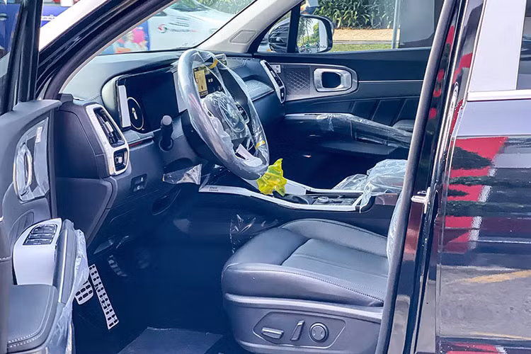 So với bản tiền nhiệm, Kia Sorento thế hệ mới có kích thước nhỉnh hơn với thông số cụ thể dài x rộng x cao lần lượt là 4.810 x 1.900 x 1.700mm, chiều dài cơ sở 2.815mm ứng với 2 tùy chọn là 6 ghế hoặc 7 ghế ngồi. 