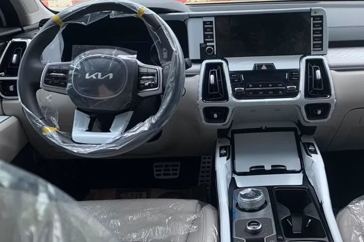 Do chỉ là phiên bản nâng cấp logo mới nên các trang bị đi kèm của Kia Sorento 2023 sẽ không có thay đổi nào đáng kể. Nội thất bên trong hiện tại có các lựa chọn màu nội thất be, đen hoặc kết hợp 2 tông màu đen – trắng.