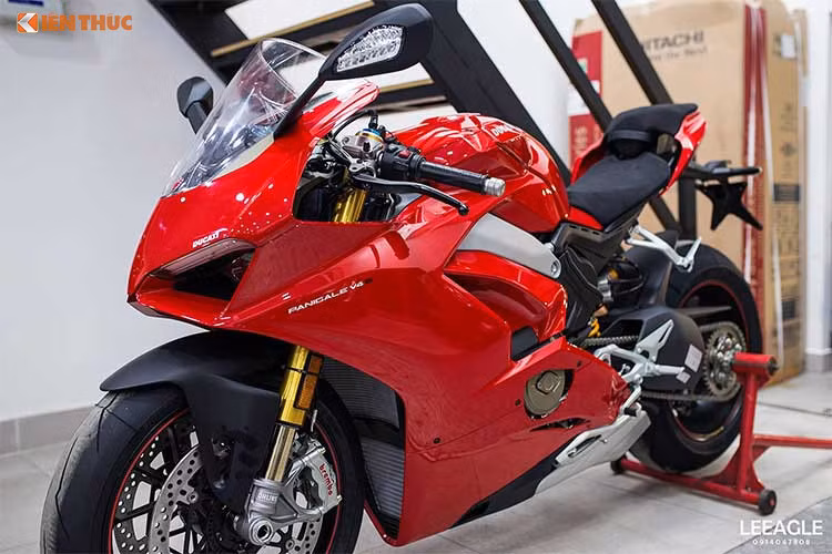 Mới đây, một biker Hà thành có niềm đam mê với các dòng xe phân khối lớn đã gây sự chú ý khi rao bán lại chiếc siêu môtô Ducati Panigale V4 S 2018 của mình. Siêu môtô này có bộ áo đỏ rực và chỉ mới lăn bánh khoảng 50 km. Với số đồng hồ công tơ mét này, tình trạng của siêu môtô đến từ Ý chỉ mới chạy rô đa.