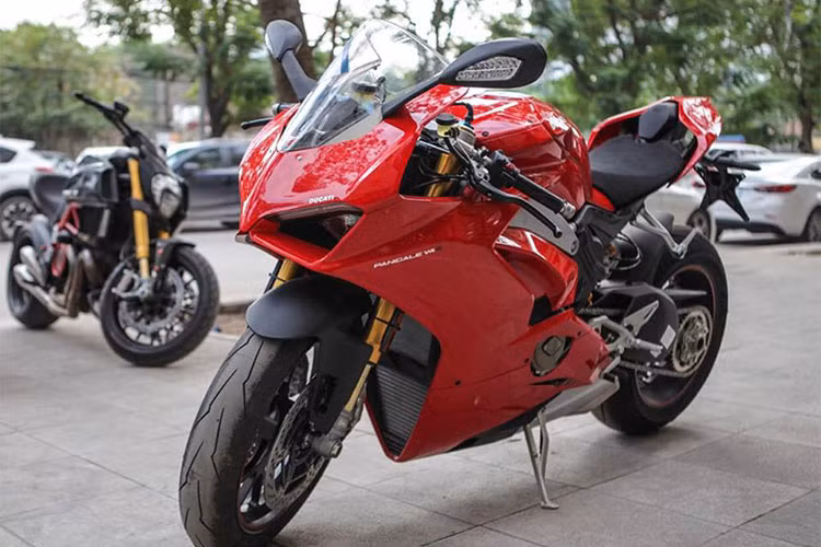 Siêu môtô Ducati Panigale V4 có đến 3 phiên bản bao gồm tiêu chuẩn, V4 S và bản giới hạn V4 Speciale chỉ có đúng 1.500 chiếc được sản xuất. Tại thị trường Châu Âu, bản thường của xe có giá khoảng 711 triệu đồng, phiên bản S như trong bài viết này cũng có giá tới hơn 1 tỷ đồng,