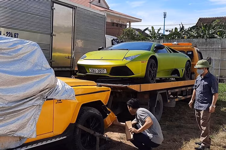 So với phiên bản tiêu chuẩn Lamborghini Murcielago, bản nâng cấp Lamborghini Murcielago LP640 thể hiện rõ sự hiếu chiến qua đèn pha góc cạnh, đèn hậu sắc nét và hốc gió trước chia thành 5 cạnh so với 4 như bản tiêu chuẩn, cuối cùng là ống xả hình lục giác.