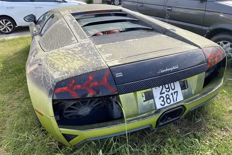 Mới đây, hình ảnh về chiếc ôtô có ngoại hình rất giống với siêu xe Lamborghini Murcielago LP640-4 hàng hiếm. Chiếc xe mang biển kiểm soát 29U-3817 nằm ở 1 bãi đỗ xe tại Quảng Bình với ngoại thất xuống cấp nghiêm trọng đã thu hút sự quan tâm của cộng đồng mạng. Đến nay, hình ảnh của chiếc xe này lại được chia sẻ, và lần này, chụp khá cận cảnh từ phía sau xe, để lộ ra nhiều điểm đáng ngờ.