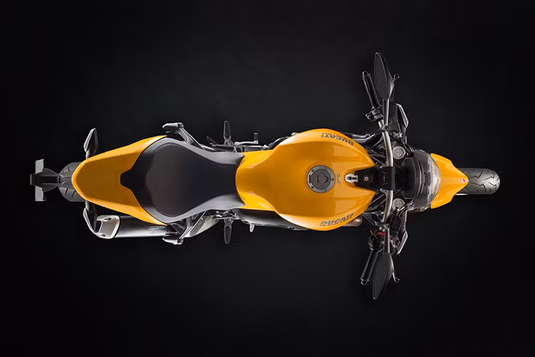 Monster 821 phiên bản 2018 mới sẽ được trang bị hệ thống khung sườn và mâm với tông màu khác nhau không giống như thế hệ cũ. Tất cả các mẫu xe cũng như màu sắc đều được trang bị thêm ốp yên cùng màu. 