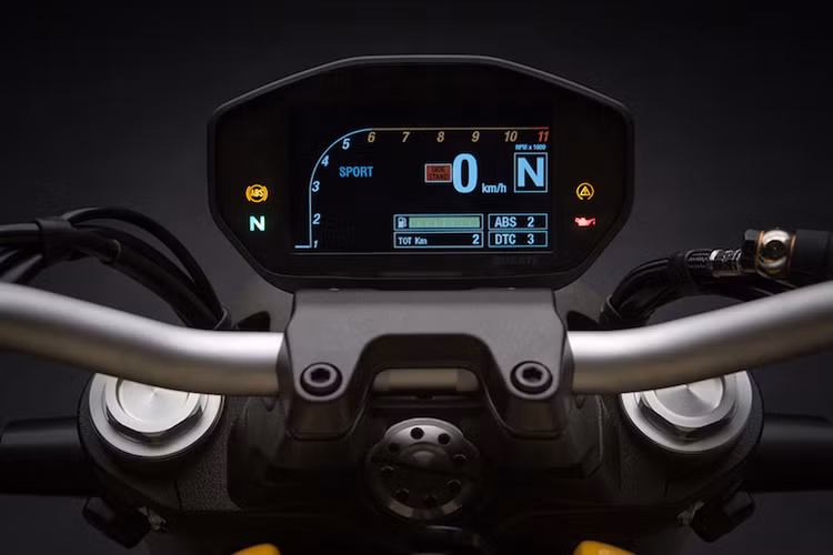 Để giúp người lái nắm bắt thông tin vận hành điều khiển tốt hơn, Ducati trang bị cho Monster 821 2018 một màn hiển thị màu TFT, cũng hiển thị cấp số đang vận hành và chỉ báo mức nhiên liệu. Riêng hệ thống hỗ trợ sang số nhanh Quick Shift và hệ thống Multimedia là trang bị tùy chọn.