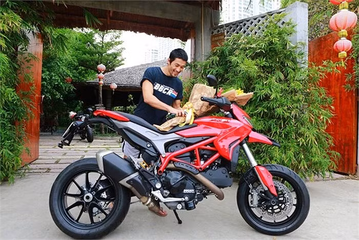 Johnny Trí Nguyễn sở hữu qua khá nhiều mẫu xe Ducati như; Monster 620, 696, 1000, Hypermotard… và mới đây nhất chính là chiếc Ducati Panigale 848. 