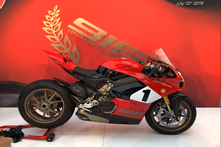 Được chế tác dựa vào nguồn cảm hứng từ siêu phẩm Ducati 966 SBK sản xuất năm 1999, siêu môtô Ducati Panigale V4 25th Anniversario 916 sở hữu diện mạo không thể bị lu mờ với thiết kế mang đậm phong cách thể thao, khoẻ khoắn và chất cá tính riêng biệt.
