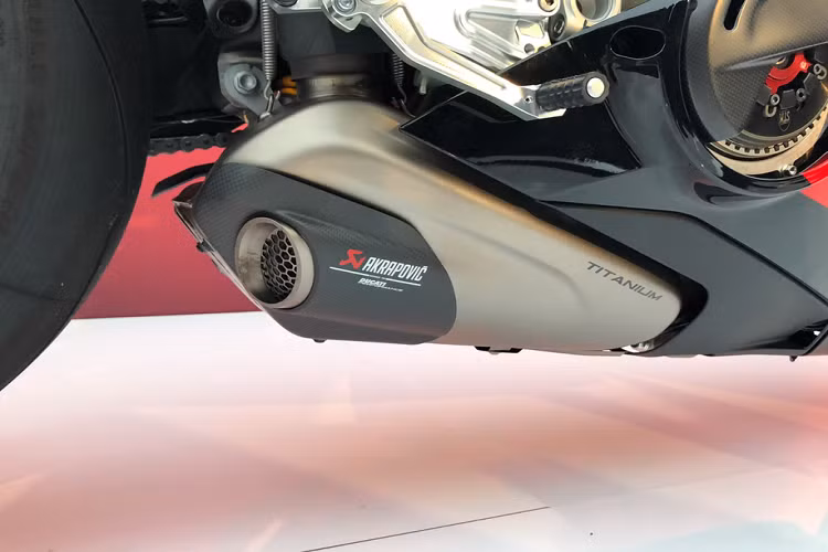 Ngoài ra, nhắc tới một siêu phẩm trong làng siêu môtô như Panigale V4 25th Anniversario 916 chắc chắn không thể bỏ qua bộ ống xả xịn xò mang thương hiệu Akrapovic với chất liệu từ titan, hứa hẹn mang tới những tiếng nổ đanh thép và tràn đầy dũng mãnh.