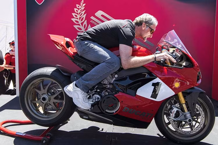 Panigale V4 25 Anniversario 916 còn được trang bị hệ thống Ducati Data Analyser+ và module GPS, cho phép tay đua có thể ghi và phân tích các yếu tố như góc nghiêng thân xe,… Ngoài ra hệ thống chuyển số nhanh hai chiều Ducati Quickshift EVO 2, cho khả năng đá số sống mượt mà ở ngay cả tua máy trên 10.000rpm.