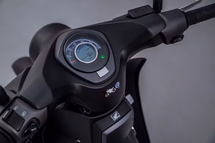 Về trang bị, Honda Cub C125 2022 vẫn sẽ sở hữu hệ thống đèn full LED hiện đại cùng màn hình LCD gọn gàng với đầy đủ các thông số kỹ thuật giống như người tiền nhiệm.