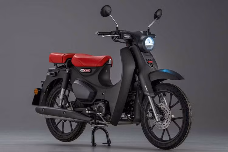 "Ngựa ô" Honda Cub C125 2022 mới được điểm lên dàn vỏ một loạt các chi tiết mạ Chrome nhưng không còn bóng bảy như trước. Thay vào đó, dàn thân vỏ mới được làm màu với Chrome mờ phù hợp cùng tổng thể đầy huyền bí của chiếc xe thế hệ mới.