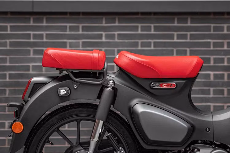 Honda Cub C125 2022 vẫn sẽ có phanh đĩa ở trước và phanh dạng đùm ở phía sau có tích hợp ABS ở phiên bản châu Âu.