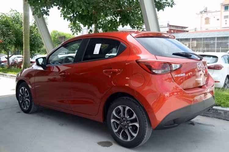 Những đường vuốt đặc trưng tạo nên bề mặt uốn lượn từ đèn pha, hốc đèn sương mù, đèn hậu nối liền cốp sau, liên kết hài hòa với các đường gân kéo dài từ bên hông, tạo cảm giác vững vàng và cân bằng.
