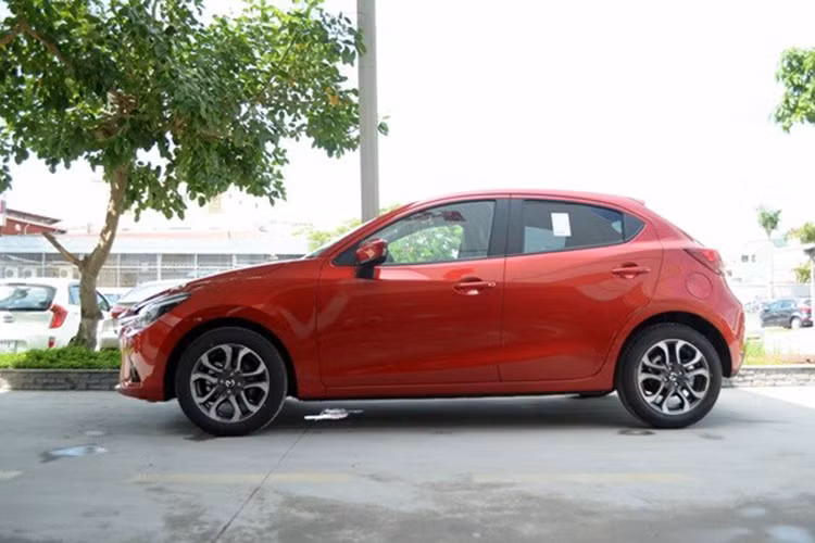 Tại thị trường Việt Nam, Thaco công bố mức giá dành cho từng phiên bản là 609 triệu đồng (sedan) và 669 triệu đồng (hatchback). Tuy nhiên, trong thời gian diễn ra triển lãm VMS 2015, khách hàng mua Mazda2 mới sẽ được giảm giá 30 triệu đồng ở cả 2 phiên bản.