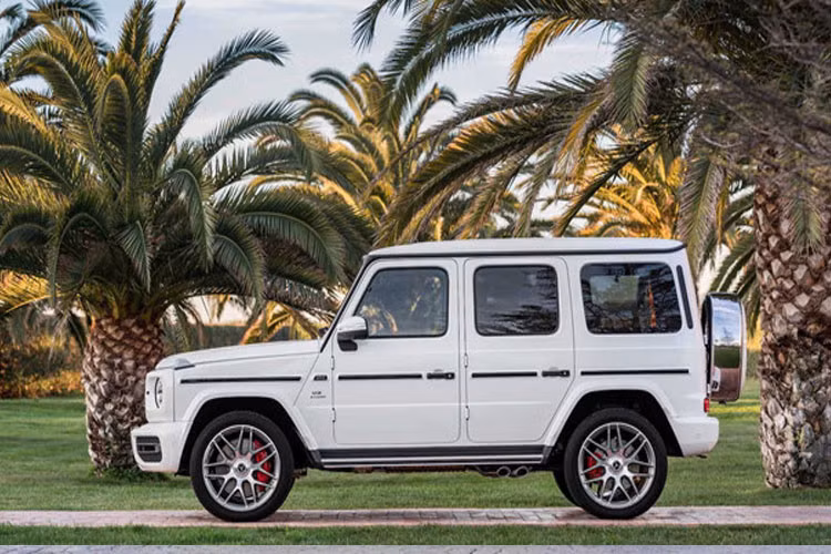 Theo giám đốc một đại lý Mercedes-Benz tại việt Nam cho hay, mẫu SUV G63 2019 mới chính hãng tại Việt Nam có giá khởi điểm từ 10,619 tỷ đồng. Khách Việt đặt mua Mercedes-AMG G63 2019 sẽ được giao xe vào tháng 10 năm nay.