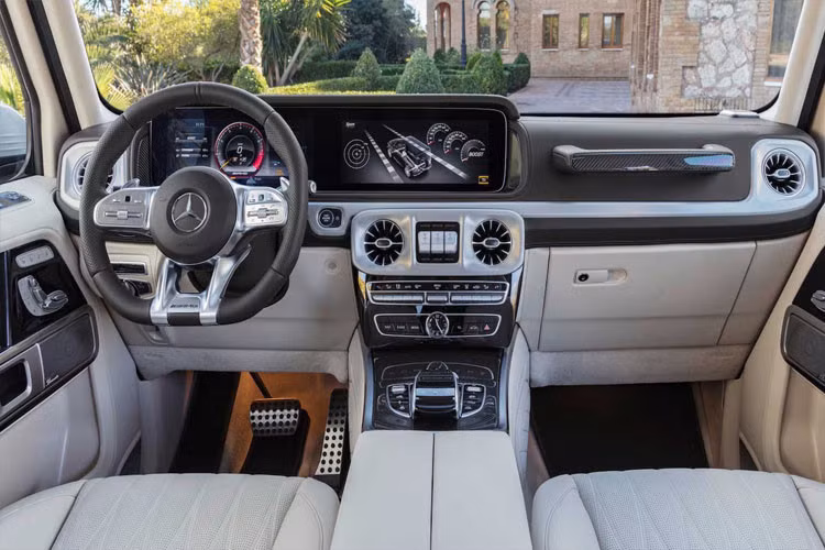 Mercedes-AMG G63 2019 được trang bị nội thất ốp gỗ bóng piano màu đen, cửa sổ trời chỉnh điện, vô lăng thể thao AMG bọc da Nappa, tích hợp nút điều khiển bằng cảm ứng, 2 màn hình màu 12,3 inch chuẩn HD cho bảng điều khiển trung tâm và hệ thống thông tin giải trí, mặt táp-lô bọc da Nappa, đồng hồ thời gian dạng analogue cũng như ốp bệ cửa với dòng chữ AMG phát sáng. 