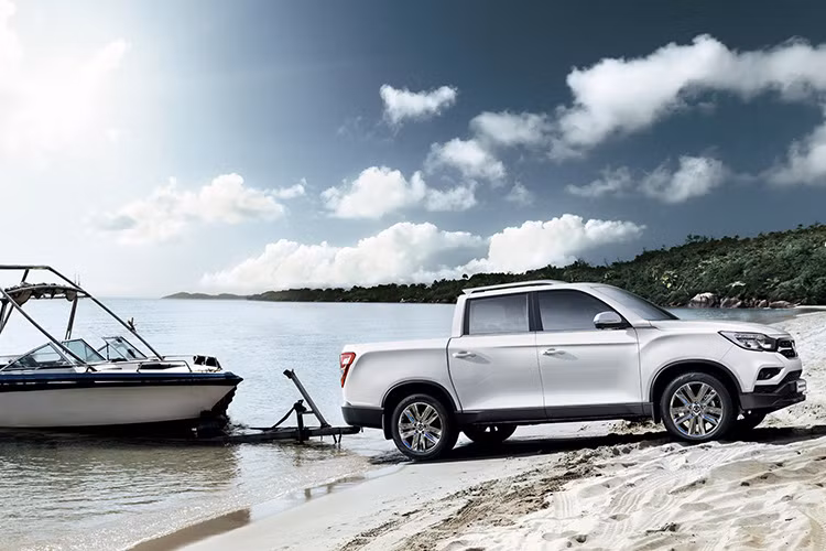 Được biết, bán tải chạy điện của SsangYong sẽ sử dụng động cơ điện kép đặt trên 2 trục, chính vì thế xe sẽ sử dụng hệ dẫn động bốn bánh toàn thời gian (AWD), xe dự kiến sẽ có phạm vi hoạt động khoảng 450 km (280 dặm) hoặc 300 km theo điều kiện lái xe NEDC cho 1 lần sạc đầy.