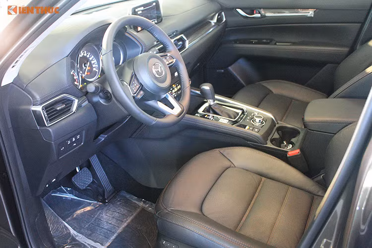 Bộ khung của mẫu xe CX-5 phiên bản 2018 cũng đã được hãng xe ôtô Mazda, Nhật Bản cải tiến giúp độ cứng khi xoắn tăng thêm 15% nhờ thép cường lực ở cột A và B. Ngoài ra, độ ồn cũng giảm 1,3 dB. Hơn nữa, hãng xe Nhật cũng tối ưu hóa vị trí tương đối giữa trục bánh xe trước và cột A giúp cho việc vận hành ổn định hơn.
