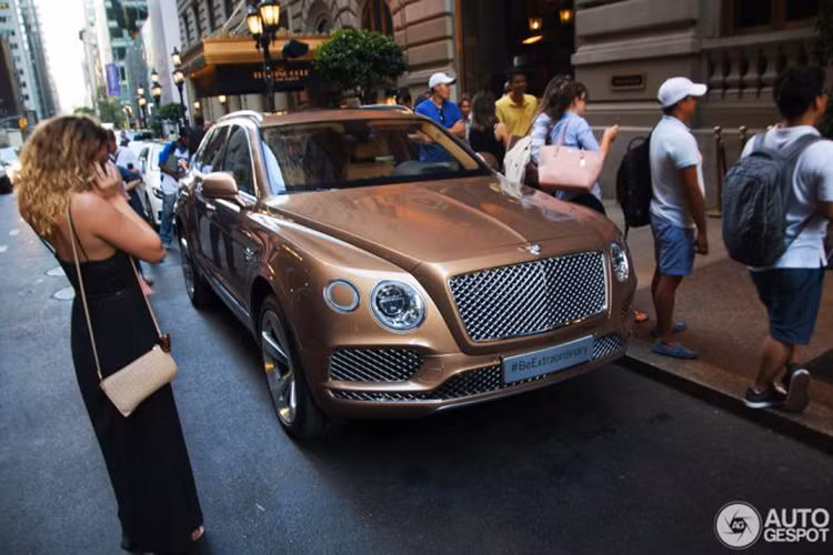 Sieu SUV Bentley Bentayga lan dau lan banh ngoai doi thuc