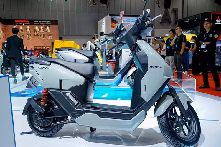 Ngoài ra, mẫu xe máy điện ICON e: của Honda còn có những đường nét cắt xẻ gọn gàng, vuông vắn. Trong khi đó, cụm đèn sau và đèn xi-nhan được thiết kế liền khối, kết hợp cùng logo tối giản.