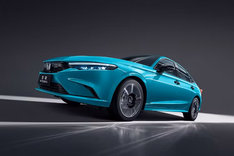 Đằng sau, Honda Integra 2022 được trang bị cụm đèn hậu và cản va riêng. Cụm đèn hậu của mẫu sedan này có thiết kế hình chữ "L" gọn gàng hơn trong khi đèn phản quang nằm dọc trên cản sau thay vì nằm ngang như Honda Civic thế hệ thứ 11. Thêm vào đó là bộ khuếch tán gió, đi kèm đèn phanh ở giữa, và 2 ống xả nằm hai bên. 