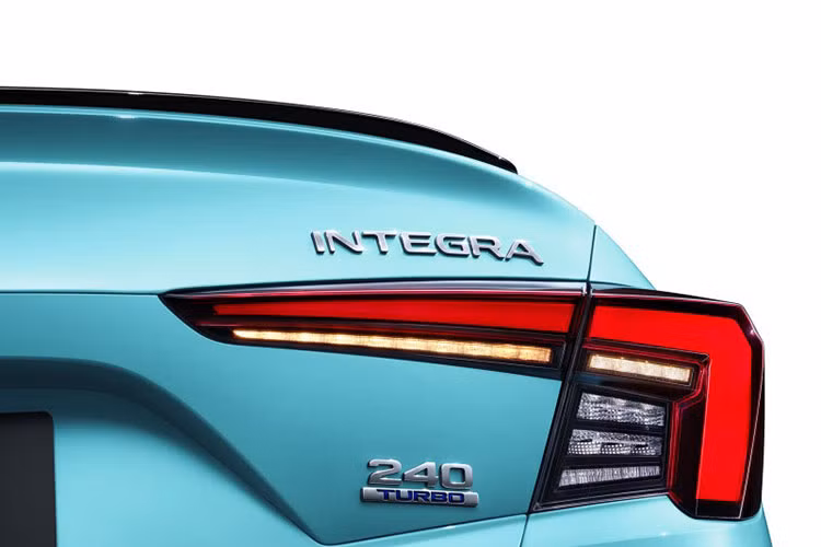 Nằm hai bên lưới tản nhiệt của Honda Integra 2022 là cụm đèn pha dài và hẹp. Khác với Honda Civic thế hệ mới, mẫu sedan cỡ C này không đi kèm dải đèn LED định vị ban ngày hình chữ "L". Thay vào đó, dải đèn LED định vị ban ngày của Honda Integra 2022 lại được thiết kế vuốt thẳng về phía sau.